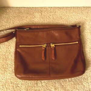 Fossil woman’s leather -large crossbody 2 side pockets adjustable strap.